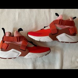 *SOLD*Nike Hurrache City (GS)
Habenero Red/Mars Stone 
Worn one time. Like new.
